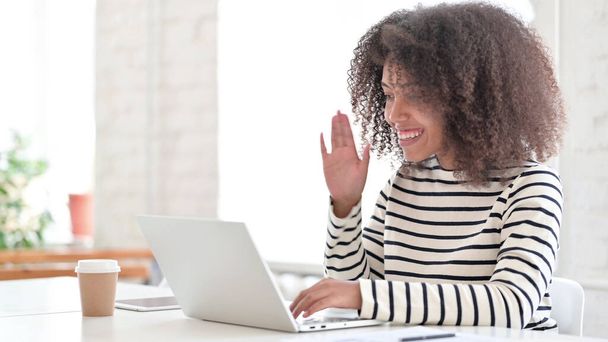 Afrikaanse vrouw doet Online Video Chat op laptop  - Foto, afbeelding