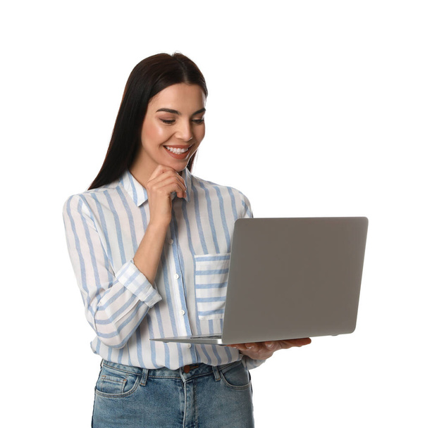 Junge Frau mit modernem Laptop auf weißem Hintergrund - Foto, Bild
