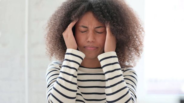 Mujer africana agotada con dolor de cabeza, dolor - Foto, Imagen