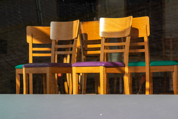 COVID-19 kısıtlamaları nedeniyle kapalı restoran. Masaların üzerinde sandalyeler var. Salgın sosyal mesafesindeki kafeler ve restoranlar gibi küçük işletmelerle uğraşan hiç kimse yok. - Fotoğraf, Görsel