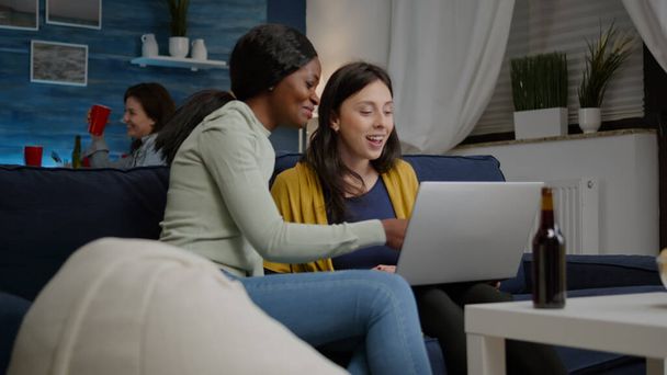 Mixed rodun ystäviä puhuu katsoessaan hauska videosarja kannettavan - Valokuva, kuva