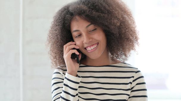 Charla telefónica de Happy Young African Woman - Foto, Imagen