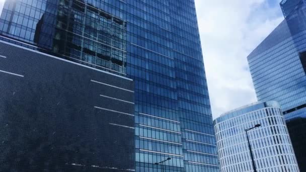 Edificio de oficinas corporativas en el distrito financiero, rascacielos moderno en el centro de la ciudad, negocios inmobiliarios comerciales y arquitectura contemporánea - Imágenes, Vídeo