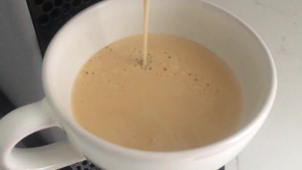 Κλασικός καφές με μηχανή espresso στο σπίτι, ζεστό ρόφημα και πρωινό - Πλάνα, βίντεο