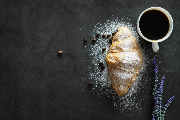 Pasteles frescos en la mesa. Croissant con sabor francés para el desayuno. - Foto, imagen