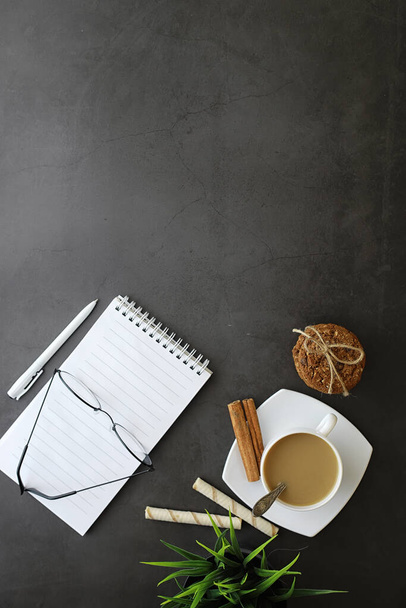 Kancelářské desktop pozadí s šálkem kávy a psacích potřeb. Manažerský stůl, pero, zápisník. - Fotografie, Obrázek
