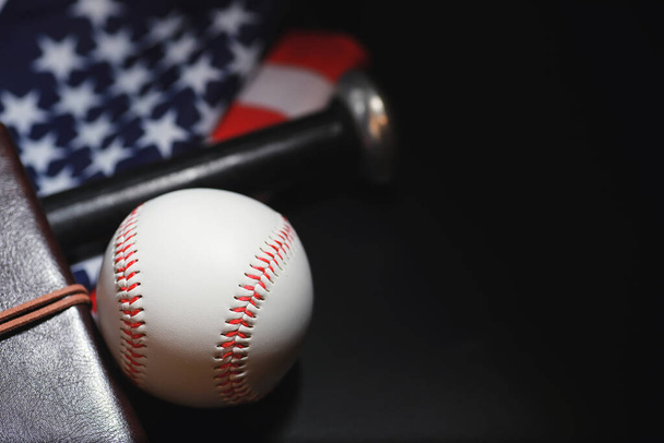 Amerikai hagyományos sport játék. Baseball. Fogantatás. Baseball labda és denevérek az asztalon amerikai zászlóval. - Fotó, kép