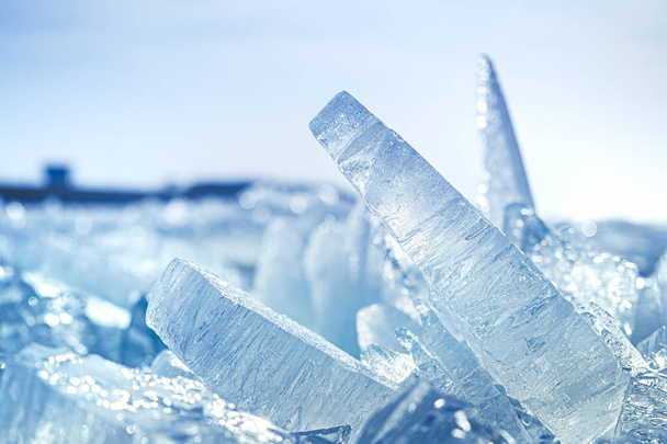 Piante di ghiaccio che si rompono contro la riva con ghiaccio marino durante il gelo invernale. Ghiaccio di piattaforma - Foto, immagini