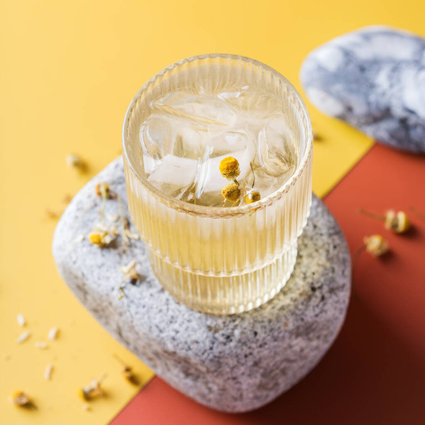 Жорсткий коктейль з ромашкою та льодом
 - Фото, зображення