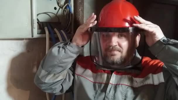 Der Arbeiter verdeckt sein Gesicht mit einer Schutzmaske. - Filmmaterial, Video