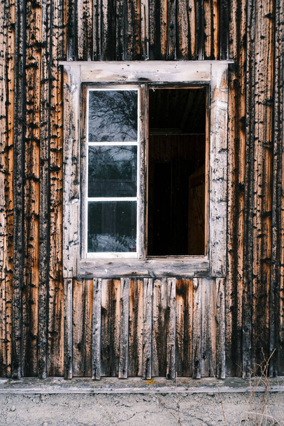 A vertical shot of a wooden building and a window - Foto, immagini