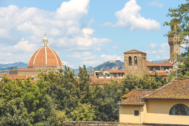 Techo de tejas rojas en un caluroso día de verano. Florencia, Italia
 - Foto, Imagen