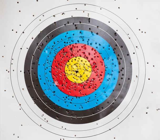 Цель для стрельбы из лука с отверстиями - Фото, изображение