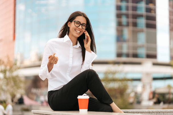 Millennial businesswoman talking on phone - Foto, afbeelding