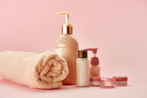 Bőrápoló termékek rózsaszín háttérrel, senki. Egészségügyi eljárások koncepciója, higiéniai kozmetikai, egészséges életmód - Fotó, kép