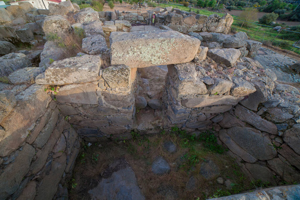 Hijovejo arkeolojik alanı. Ana oda. En üstteki granit duvarda güçlendirilmiş Roma muhafazası. Quintana de la Serena, Extremadura, İspanya - Fotoğraf, Görsel