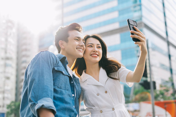 młody Azji para biorąc selfie razem na ulicy - Zdjęcie, obraz