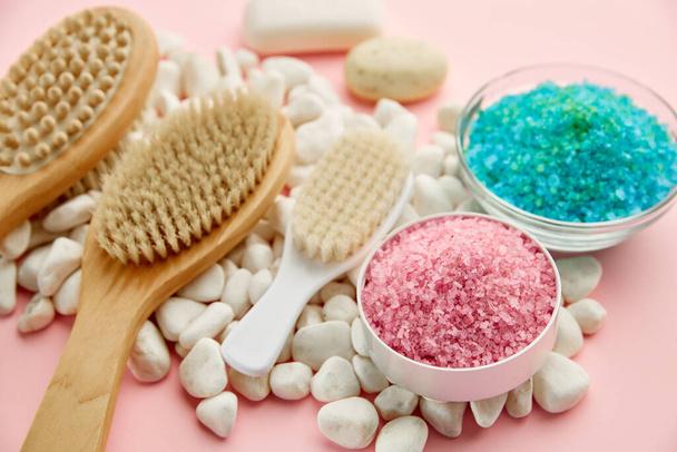 Productos para el cuidado de la piel cremas y sal marina, vista macro, fondo rosa, nadie. Concepto de procedimientos sanitarios, herramientas de higiene, estilo de vida saludable - Foto, imagen