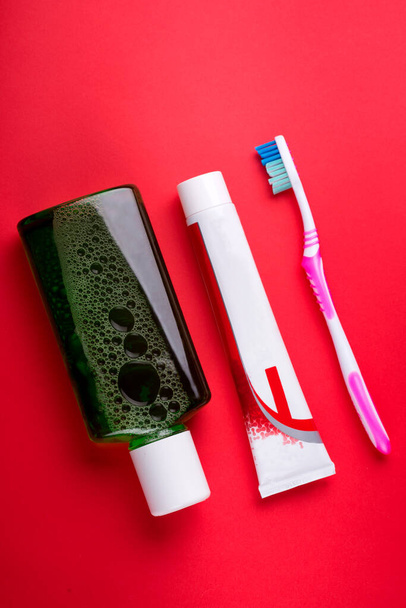 Zahnbürste und Zahnpasta in Nahaufnahme. Zahnpflege - Foto, Bild