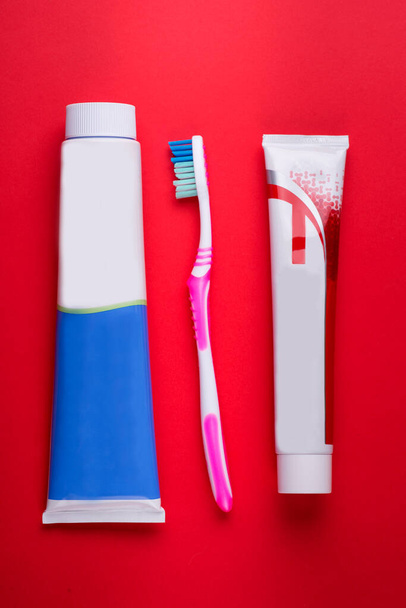 Szczoteczka do zębów i pasta do zębów zbliżenie. opieka dentystyczna - Zdjęcie, obraz