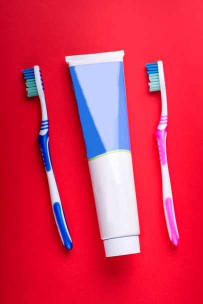 primer plano cepillo de dientes y pasta de dientes. cuidado dental - Foto, Imagen