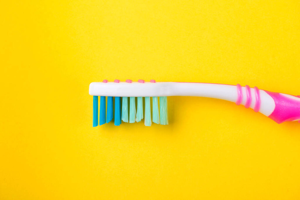 зубна щітка і зубна паста крупним планом. стоматологічна допомога
 - Фото, зображення