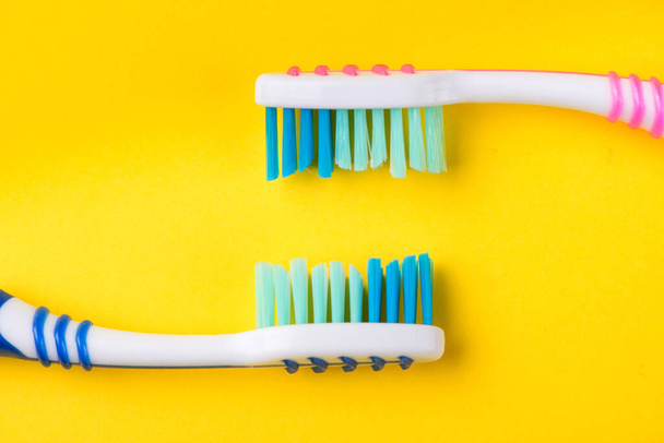 primer plano cepillo de dientes y pasta de dientes. cuidado dental - Foto, Imagen