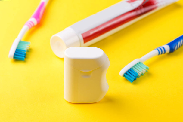 tandenborstel en tandpasta close-up. tandheelkundige verzorging - Foto, afbeelding