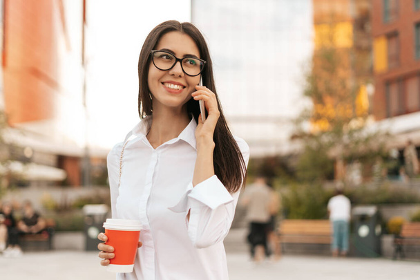 Uśmiechnięta bizneswoman rozmawiająca przez telefon - Zdjęcie, obraz