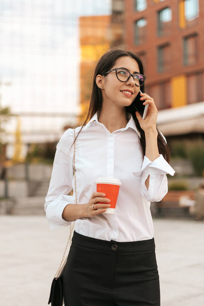 Mujer de negocios sonriente hablando por teléfono - Foto, Imagen
