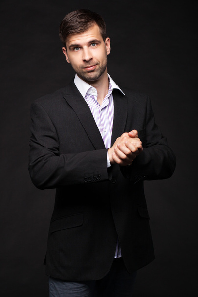 jonge zakenman in een zwart pak - Foto, afbeelding