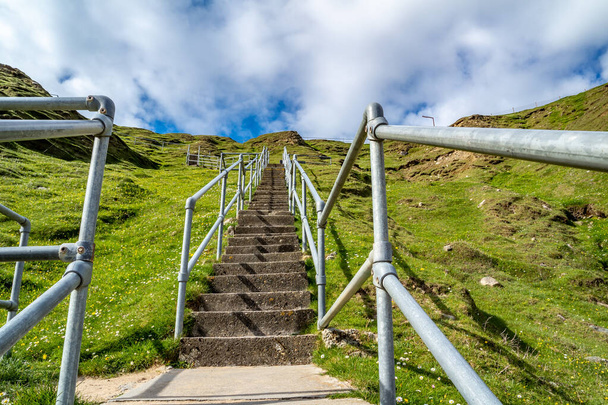 Les escaliers descendant vers le Silver Strand dans le comté de Donegal - Irlande - Photo, image