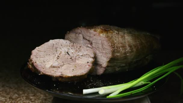 vlees met uien op een zwarte bord presentatie, spelen met licht - Video