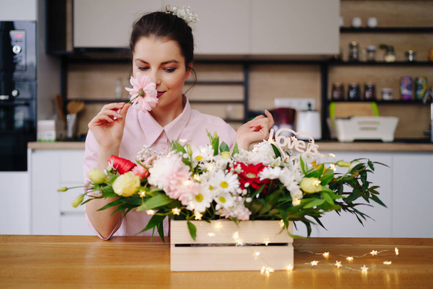 Linda florista arranjar uma composição de flores - Foto, Imagem