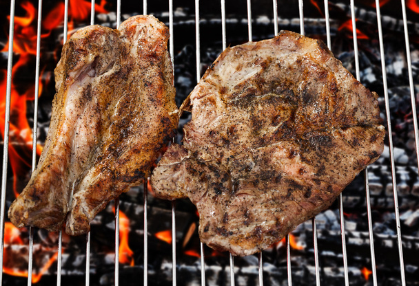 Fried meat slices on barbecue grid - Foto, imagen