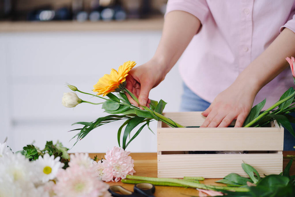 Красивые руки флориста аранжировки цветочной композиции - Фото, изображение