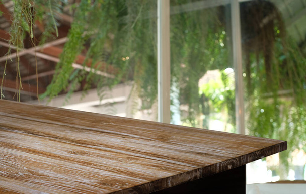 Порожній дерев'яний стіл перед абстрактним розмитим тлом кав'ярні. дерев'яний стіл спереду може бути використаний для відображення або монтування вашої продукції.
 - Фото, зображення