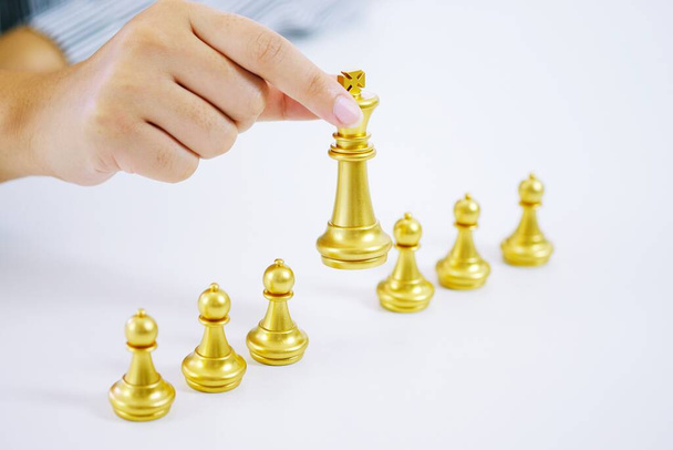 Gestione della carriera del concetto di risorse umane con strategia di pianificazione a mani strette con figure scacchistiche - Foto, immagini