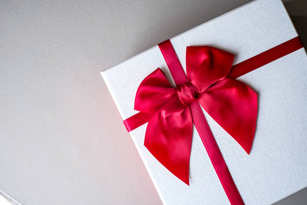 Δώρο Αγίου Βαλεντίνου. Κουτί δώρου και κόκκινη κορδέλα για τους ρομαντικούς - Φωτογραφία, εικόνα