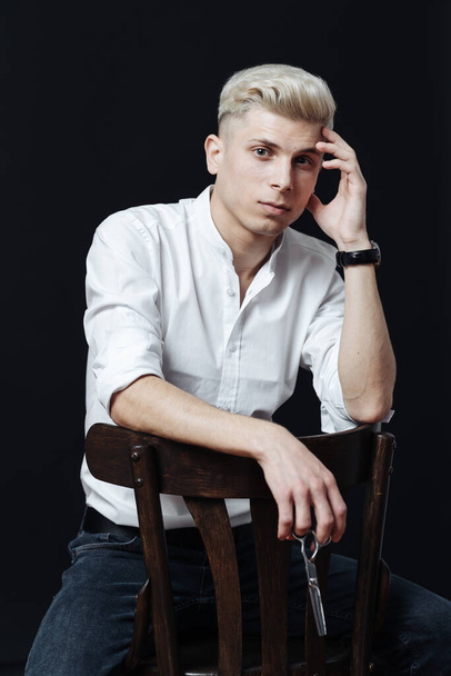 Портрет мужчины-стилиста, стоящего с аксессуарами для парикмахеров - Фото, изображение