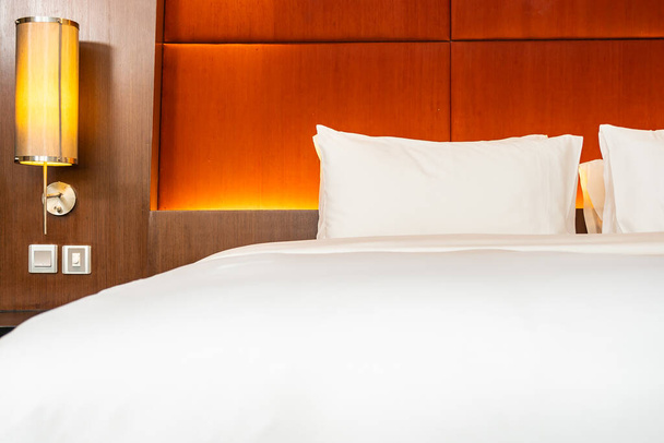Almohada blanca y manta en la cama con lámpara de luz decoración interior del dormitorio - Foto, Imagen