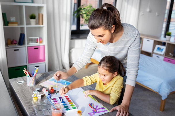 mother with little daughter drawing at home - Valokuva, kuva