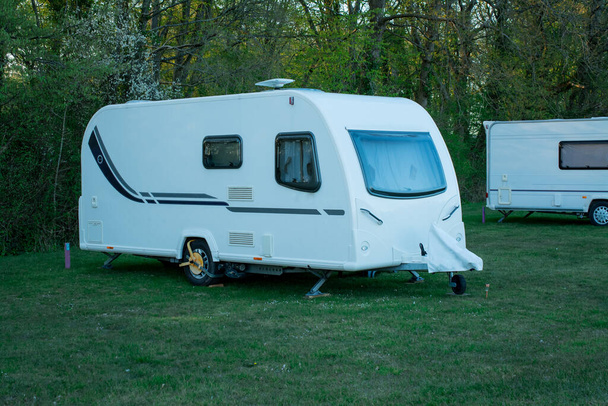 Wohnmobil-Camper geparkt in einem Lager im Frühjahr - Foto, Bild