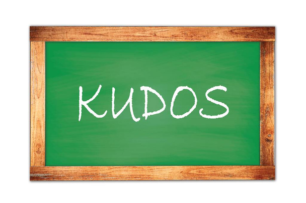 Tekst KUDOS napisany na zielonej drewnianej tablicy szkolnej. - Zdjęcie, obraz