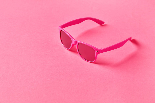 Летние розовые очки на розовом фоне - Фото, изображение