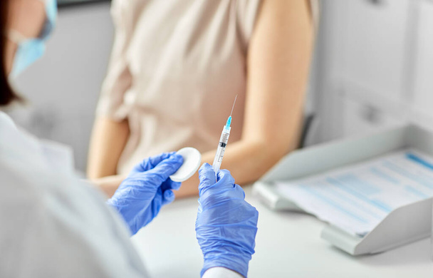 femme médecin avec seringue vaccinant le patient - Photo, image
