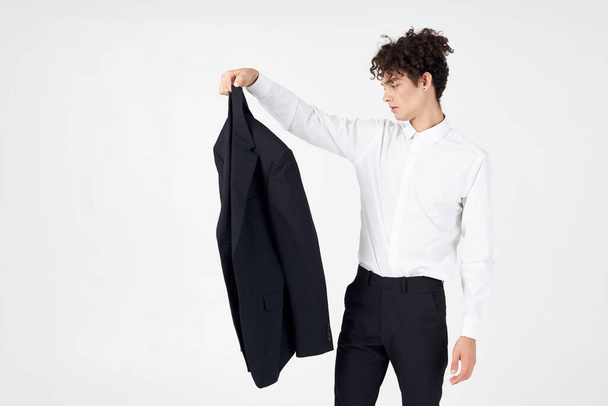 hombre de negocios en traje pelo rizado chaqueta estudio de moda - Foto, Imagen