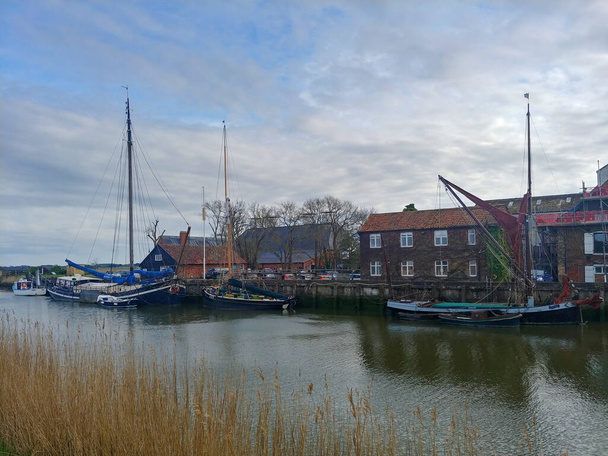 Barges amarrées à Snape Maltings dans le Suffolk, Royaume-Uni - Photo, image
