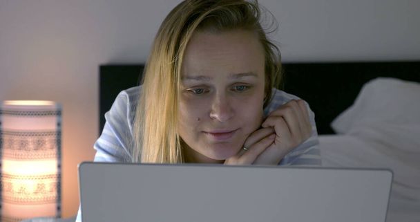 Kobieta spędza wolny czas z laptopem i filmem - Zdjęcie, obraz