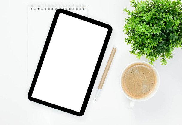 notepad, digitální tableta, káva, pero a rostlina na stolním počítači. - Fotografie, Obrázek